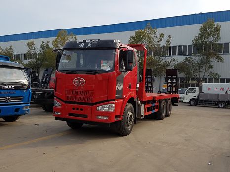 國(guó)六解放J6后雙橋挖機(jī)平板運(yùn)輸車(chē)